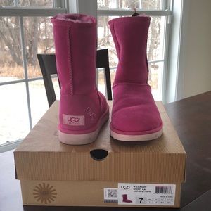 Ugg Australia Women’s Classic Short Boots Breast Cancer Pink Ribbon in Crystals